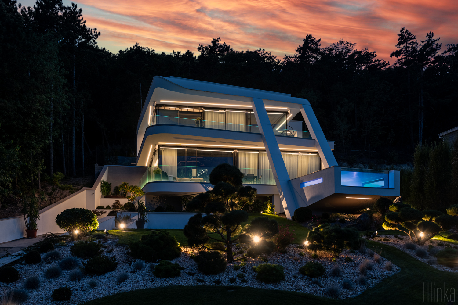 Erdőalja Villa – esti látvány